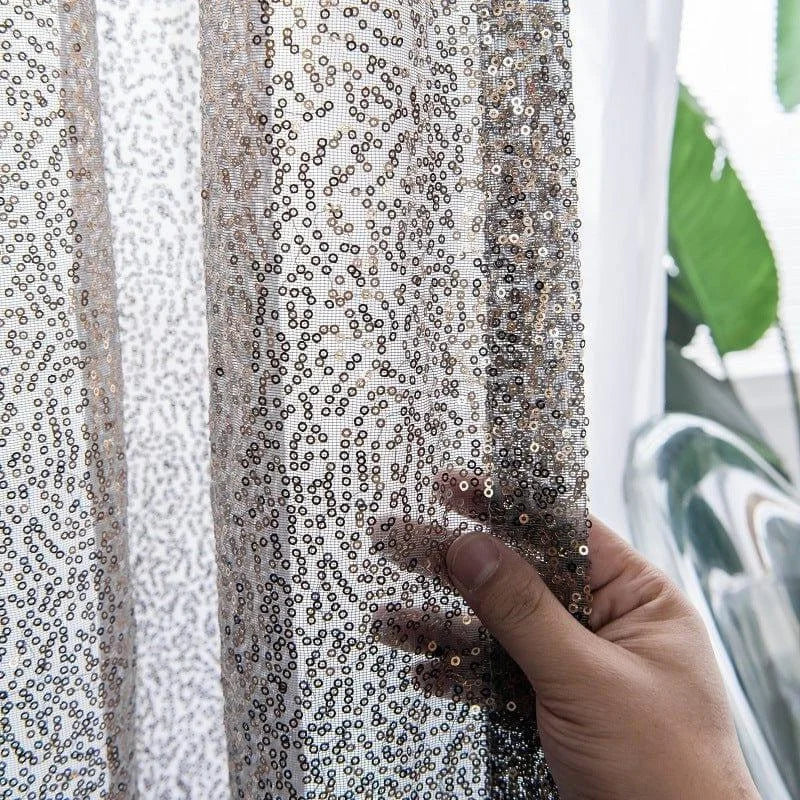 Voilage décoratif avec sequins scintillants, idéal pour ajouter une touche d'élégance à la maison. Parfait pour les salons ou chambres, ce rideau embellit votre intérieur avec style et modernité. Accessoire de décoration intérieure chic et raffiné.