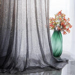 Rideau élégant gris scintillant, parfait pour ajouter une touche moderne et sophistiquée à votre intérieur. Idéal pour le salon ou la chambre à coucher. Son design subtil rehausse l'ambiance de la pièce tout en permettant une douce lumière naturelle. Vendu avec un vase décoratif vert contenant une composition florale colorée, idéal pour compléter votre décoration intérieure.