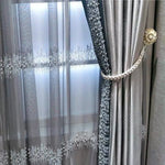 Rideau élégant avec détails en relief, idéal pour salon moderne. Accessoire de décoration raffiné avec embrasse dorée décorative, créant une atmosphère sophistiquée. Parfait pour habiller vos fenêtres et ajouter une touche de luxe.