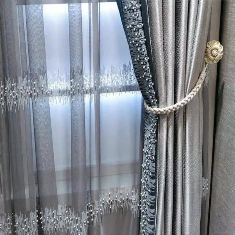 Rideau élégant avec détails en relief, idéal pour salon moderne. Accessoire de décoration raffiné avec embrasse dorée décorative, créant une atmosphère sophistiquée. Parfait pour habiller vos fenêtres et ajouter une touche de luxe.