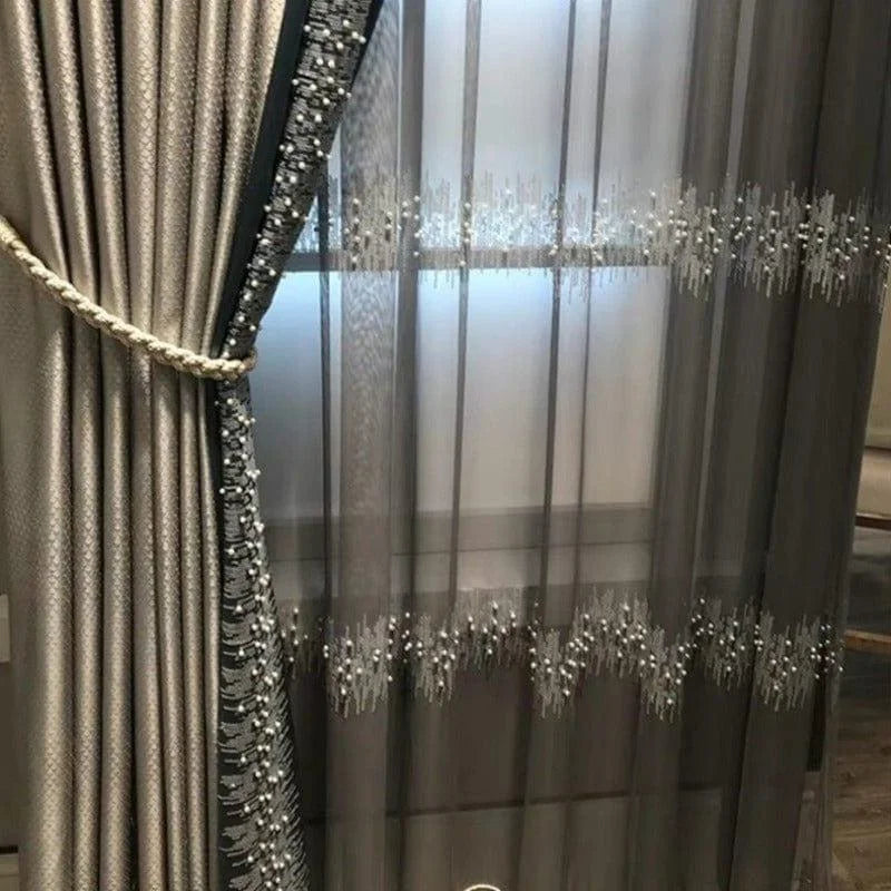 Rideaux élégants avec motifs décoratifs et embrasse élégante pour une finition chic dans le salon. Parfait pour sublimer la décoration intérieure avec style et sophistication. Accessoire idéal pour ajouter une touche de raffinement à toute pièce.