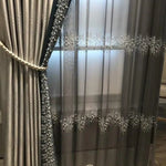 Rideaux élégants avec motifs décoratifs et embrasse élégante pour une finition chic dans le salon. Parfait pour sublimer la décoration intérieure avec style et sophistication. Accessoire idéal pour ajouter une touche de raffinement à toute pièce.