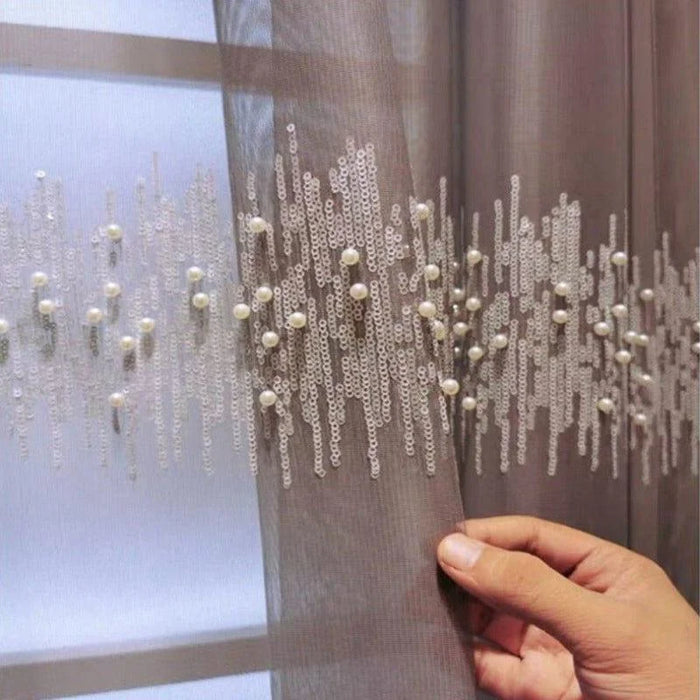 Voilage élégant avec détails perlés et motif vertical scintillant, idéal pour ajouter une touche de sophistication à votre intérieur. Parfait pour le salon ou la chambre, ce rideau décoratif allie design moderne et allure chic, laissant passer la lumière tout en préservant votre intimité. Facile à installer et entretenir, c'est un choix idéal pour rehausser votre décoration intérieure.