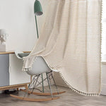 Couverture décorative avec motif rayé beige et blanc, mettant en valeur un salon moderne et épuré. Élégamment drapée sur un fauteuil à bascule, cette couverture est parfaite pour ajouter une touche cosy à votre espace de vie. Idéale pour les amateurs de décoration intérieure à la recherche de confort et de style.