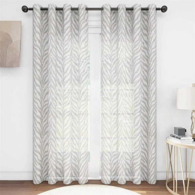 Rideaux à motifs modernes pour salon, offrant une décoration élégante et lumineuse. Parfaits pour habiller une fenêtre avec style, ces rideaux apportent une touche contemporaine à votre intérieur. Idéal pour une ambiance chaleureuse et accueillante. Adaptés à divers styles de décoration, ces rideaux constituent un choix décoratif incontournable.