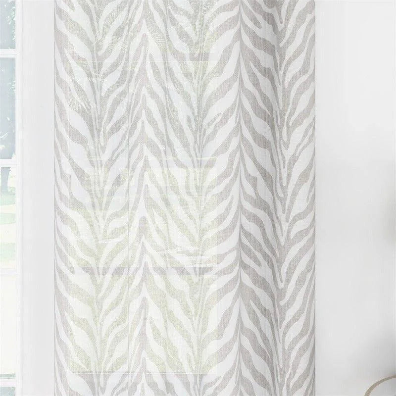 Rideau décoratif à motif zébré gris, idéal pour l'aménagement intérieur moderne. Ce rideau élégant embellit votre espace avec style, apportant une touche contemporaine à votre décoration. Parfait pour habiller vos fenêtres tout en ajoutant une ambiance chic et sophistiquée à votre maison. Découvrez comment ce rideau tendance peut transformer votre salon ou votre chambre avec un design unique et intemporel.