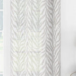 Rideau décoratif à motif zébré gris, idéal pour l'aménagement intérieur moderne. Ce rideau élégant embellit votre espace avec style, apportant une touche contemporaine à votre décoration. Parfait pour habiller vos fenêtres tout en ajoutant une ambiance chic et sophistiquée à votre maison. Découvrez comment ce rideau tendance peut transformer votre salon ou votre chambre avec un design unique et intemporel.