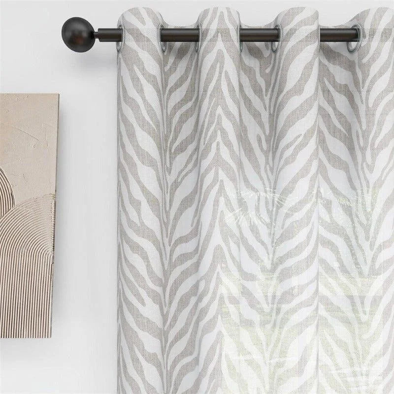 Rideau motif zèbre gris et blanc avec œillets, idéal pour ajouter une touche moderne et élégante à votre intérieur. Ce rideau tendance s'intègre parfaitement dans un salon, une chambre ou une salle à manger, offrant une solution décorative pour habiller vos fenêtres tout en régulant la lumière. Facile à installer grâce à ses œillets robustes, ce rideau est à la fois pratique et esthétique, complétant parfaitement une décoration contemporaine.