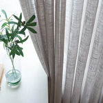 Rideaux élégants pour salon, intérieur moderne avec vase décoratif sur une table blanche. Idéal pour ajouter une touche contemporaine et lumineuse à votre maison. Accessoire déco pour un espace chaleureux et stylé.