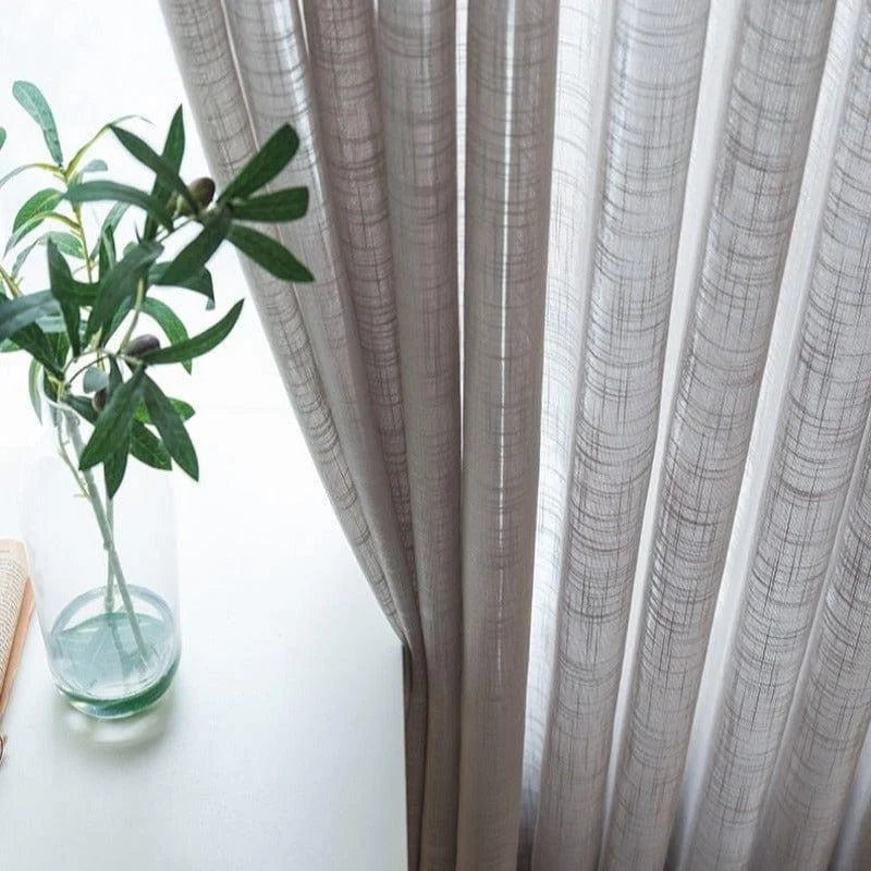 Rideaux élégants pour salon, intérieur moderne avec vase décoratif sur une table blanche. Idéal pour ajouter une touche contemporaine et lumineuse à votre maison. Accessoire déco pour un espace chaleureux et stylé.