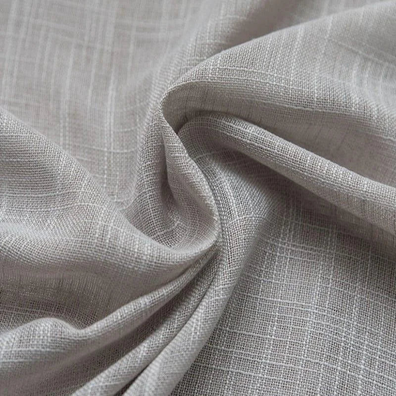 Texture délicate d'un tissu gris clair avec motif quadrillé subtil. Idéal pour décoration intérieure moderne, rideaux élégants ou vêtements sophistiqués. Motif intemporel apportant une touche raffinée à tout espace.