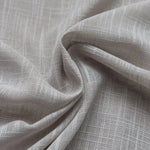 Texture délicate d'un tissu gris clair avec motif quadrillé subtil. Idéal pour décoration intérieure moderne, rideaux élégants ou vêtements sophistiqués. Motif intemporel apportant une touche raffinée à tout espace.
