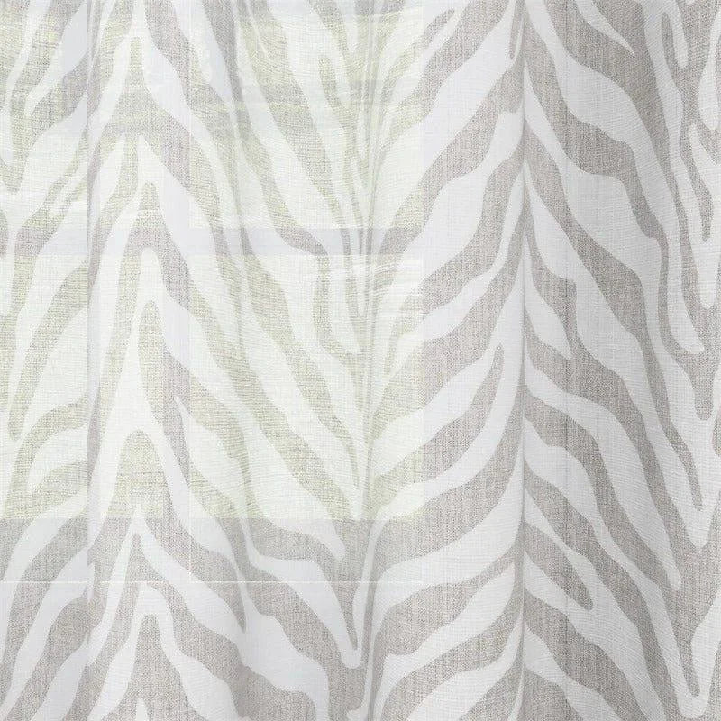 Voilage élégant à motif zébré, idéal pour ajouter une touche moderne et tendance à votre intérieur. Parfait pour la décoration de salon ou de chambre, ce rideau offre une ambiance chic et épurée tout en filtrant délicatement la lumière.