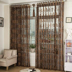 Rideaux décoratifs marron avec motifs floraux pour salon élégant. Ces voilages ajourés offrent une ambiance chaleureuse et intime. Idéal pour embellir votre intérieur tout en filtrant subtilement la lumière naturelle. Parfait pour un style contemporain ou classique, ces rideaux transforment vos espaces de vie avec élégance.