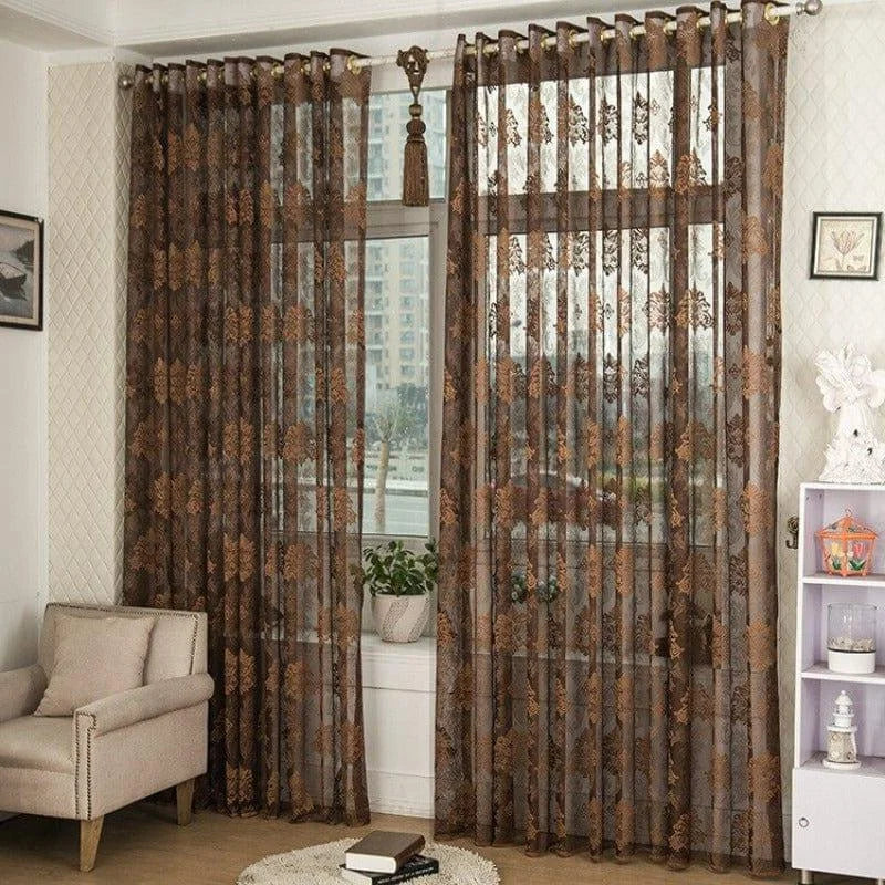 Rideaux décoratifs marron avec motifs floraux pour salon élégant. Ces voilages ajourés offrent une ambiance chaleureuse et intime. Idéal pour embellir votre intérieur tout en filtrant subtilement la lumière naturelle. Parfait pour un style contemporain ou classique, ces rideaux transforment vos espaces de vie avec élégance.