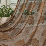 Voilage élégant avec motif floral brodé marron, idéal pour un salon ou une chambre. Rideau décoratif apportant une touche de sophistication et de chaleur à votre intérieur, parfait pour jouer avec la lumière naturelle et créer une ambiance cosy. Accessoire de décoration tendance s'harmonisant avec divers styles d'ameublement.