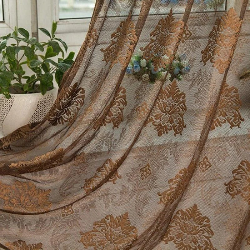 Voilage élégant avec motif floral brodé marron, idéal pour un salon ou une chambre. Rideau décoratif apportant une touche de sophistication et de chaleur à votre intérieur, parfait pour jouer avec la lumière naturelle et créer une ambiance cosy. Accessoire de décoration tendance s'harmonisant avec divers styles d'ameublement.