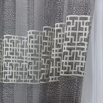 Voilage moderne avec motif géométrique, idéal pour salon ou chambre. Parfait pour ajouter une touche élégante à votre décoration intérieure. Rideau translucide avec design contemporain.
