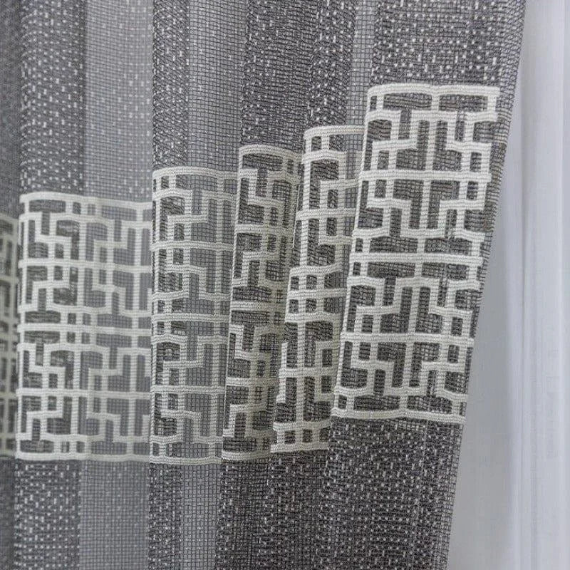 Voilage moderne avec motif géométrique, idéal pour salon ou chambre. Parfait pour ajouter une touche élégante à votre décoration intérieure. Rideau translucide avec design contemporain.