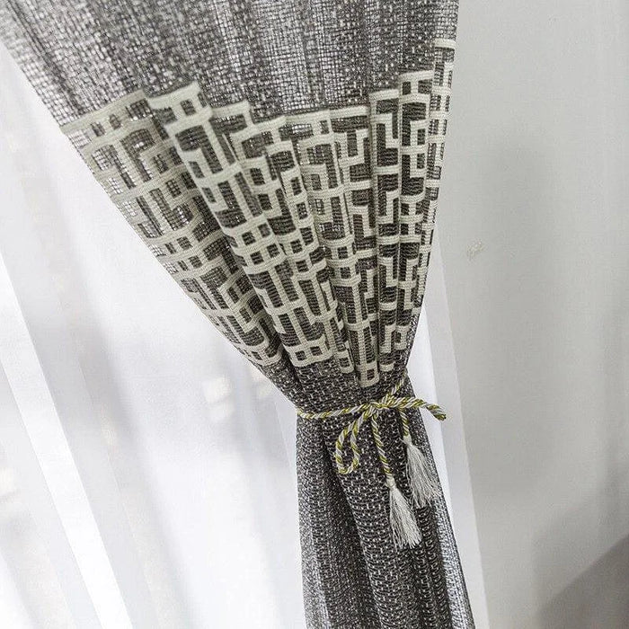 Rideau moderne avec motif géométrique gris et blanc, idéal pour ajouter une touche élégante et contemporaine à votre salon ou chambre. Ce design unique rehausse instantanément l'esthétique de votre espace intérieur. Attache décorative incluse pour une présentation soignée.