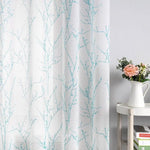 Rideau blanc à motif de branches bleues, parfait pour ajouter une touche élégante et naturelle à votre intérieur. Idéal pour les salons, chambres ou bureaux. Ce rideau au design raffiné s'accorde facilement avec différents styles de décoration. Transformez votre espace avec ce rideau chic et apaisant.