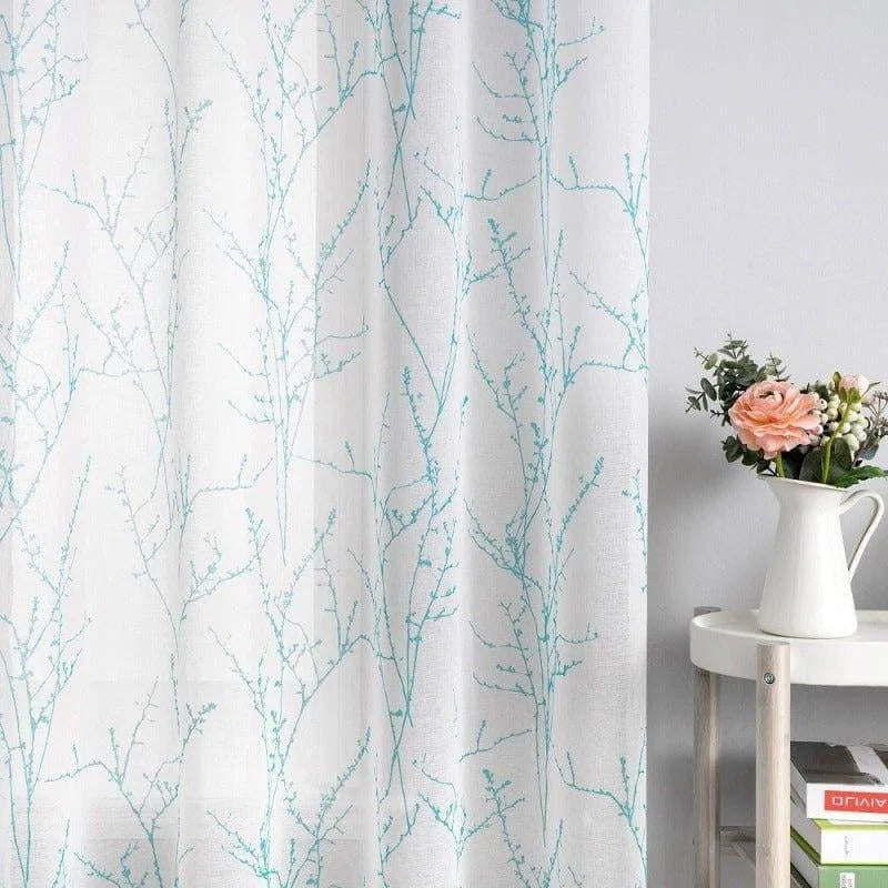 Rideau blanc à motif de branches bleues, parfait pour ajouter une touche élégante et naturelle à votre intérieur. Idéal pour les salons, chambres ou bureaux. Ce rideau au design raffiné s'accorde facilement avec différents styles de décoration. Transformez votre espace avec ce rideau chic et apaisant.