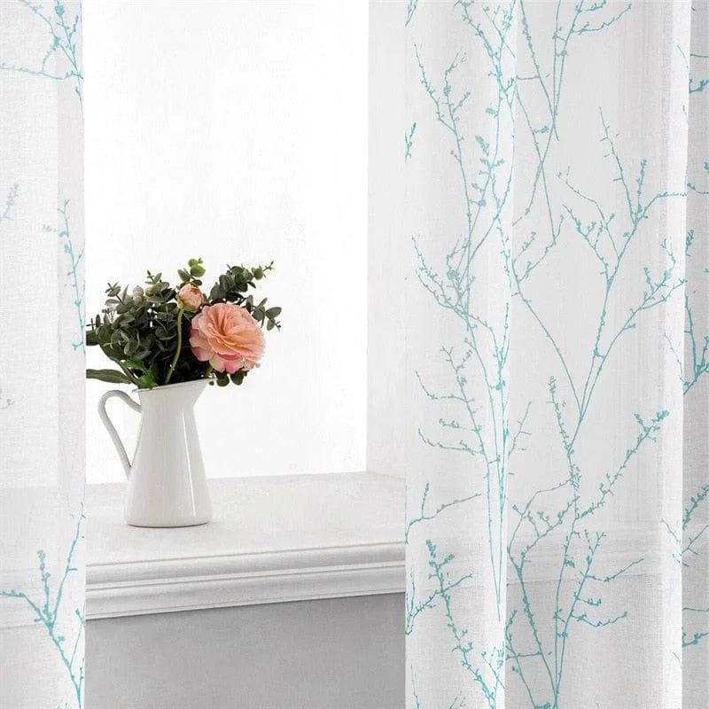 Voilage élégant avec motif floral bleu, idéal pour une ambiance fraîche et lumineuse dans votre intérieur. Ce rideau décoratif est parfait pour apporter une touche printanière à votre salon ou chambre. Associe parfaitement esthétique et fonctionnalité pour sublimer votre espace de vie. Explorez notre gamme pour transformer votre décoration avec style et modernité.