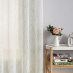 Rideau décoratif blanc avec motif végétal vert, idéal pour ajouter une touche élégante à votre intérieur. Parfait pour le salon ou la chambre, il permet de filtrer la lumière tout en préservant l'intimité. Le design floral s'accorde facilement avec différents styles de décoration. Accessoire de maison indispensable pour créer une ambiance douce et naturelle.