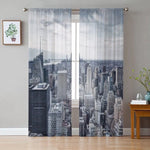 Rideau panoramique représentant une vue urbaine spectaculaire, idéal pour apporter une touche contemporaine et sophistiquée à votre intérieur. Parfait pour les espaces modernes, ce rideau offre une immersion visuelle dans l'architecture urbaine. Transformez votre salon ou votre chambre avec cette décoration murale distinctive, inspirée par le paysage citadin.