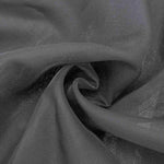 Image d'un tissu gris élégant au drapé fluide, idéal pour créer des vêtements sophistiqués et modernes, parfait pour la confection de robes ou de chemises tendance. Le tissu présente un aspect soyeux qui ajoute une touche chic à toute création mode.