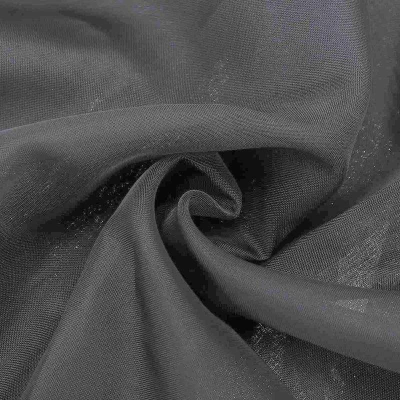 Image d'un tissu gris élégant au drapé fluide, idéal pour créer des vêtements sophistiqués et modernes, parfait pour la confection de robes ou de chemises tendance. Le tissu présente un aspect soyeux qui ajoute une touche chic à toute création mode.