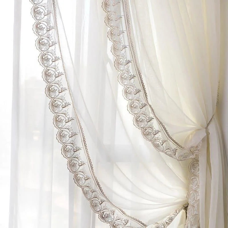Voilage blanc élégant avec bordure brodée florale, idéal pour ajouter une touche de raffinement à votre intérieur. Ce rideau chic offre une luminosité douce tout en préservant l'intimité. Parfait pour le salon ou la chambre.