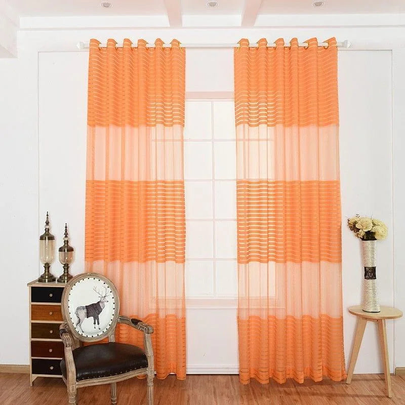 Rideaux orange modernes pour salon, apportant une touche chaleureuse et élégante à votre intérieur. Décoration lumineuse avec des rideaux rayés, parfaits pour ajouter de la couleur et du style à votre espace de vie. Accessoire idéal pour habiller vos fenêtres avec sophistication.