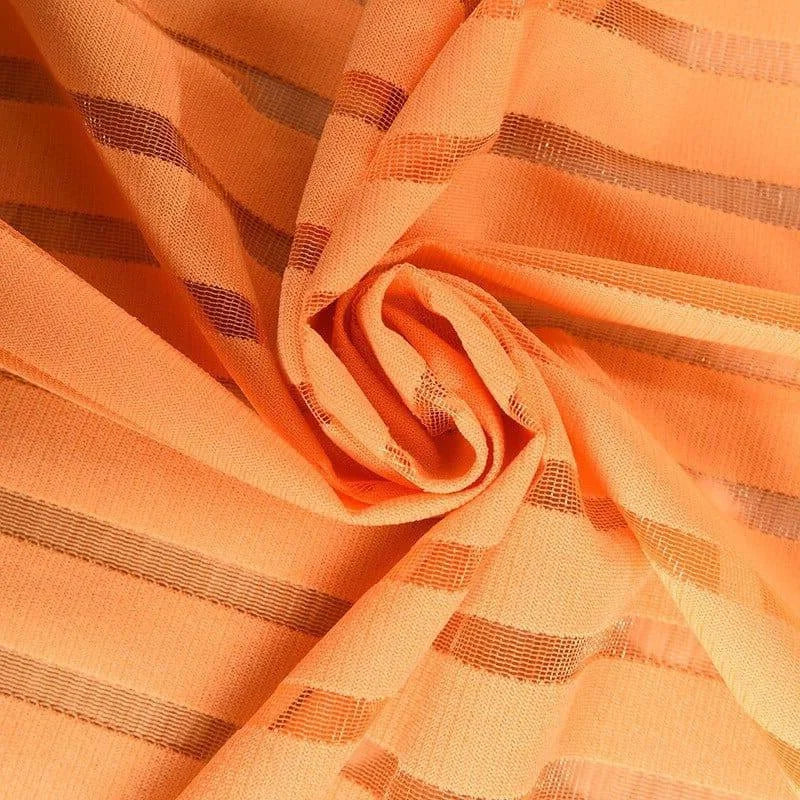 Tissu aux tons orangés avec motif rayé, idéal pour la confection de vêtements ou de décorations d'intérieur. Léger et élégant, parfait pour apporter une touche de couleur vive à vos projets créatifs.