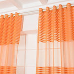 Rideaux orange modernes à rayures pour salon, ajoutant une touche élégante et vibrante à votre décoration intérieure. Parfaits pour réguler la lumière tout en offrant une ambiance chaleureuse. Accessoire idéal pour fenêtres de salon ou de chambre. Disponibles pour divers styles de décoration.