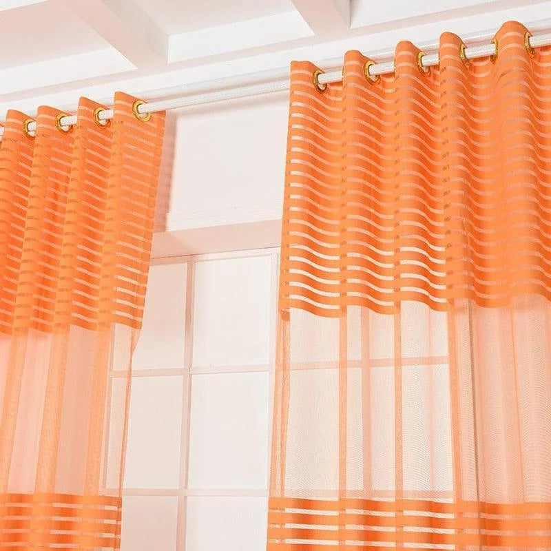Rideaux orange modernes à rayures pour salon, ajoutant une touche élégante et vibrante à votre décoration intérieure. Parfaits pour réguler la lumière tout en offrant une ambiance chaleureuse. Accessoire idéal pour fenêtres de salon ou de chambre. Disponibles pour divers styles de décoration.