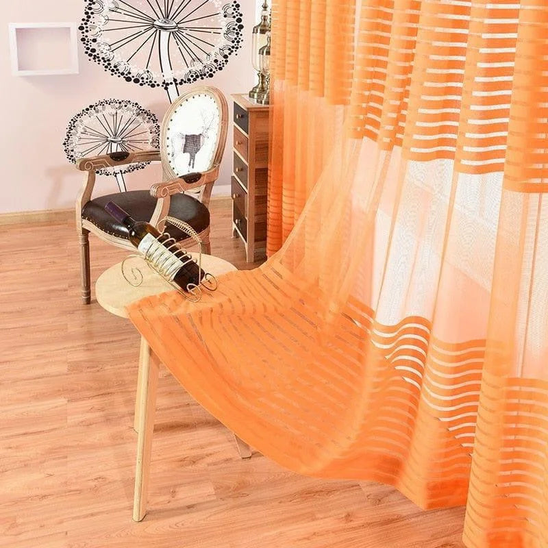 Rideau orange design pour intérieur moderne, créant une atmosphère chaleureuse. Parfait pour ajouter une touche élégante à votre salon ou chambre, avec un motif rayé subtil. Accessoire idéal pour une décoration tendance et lumineuse.