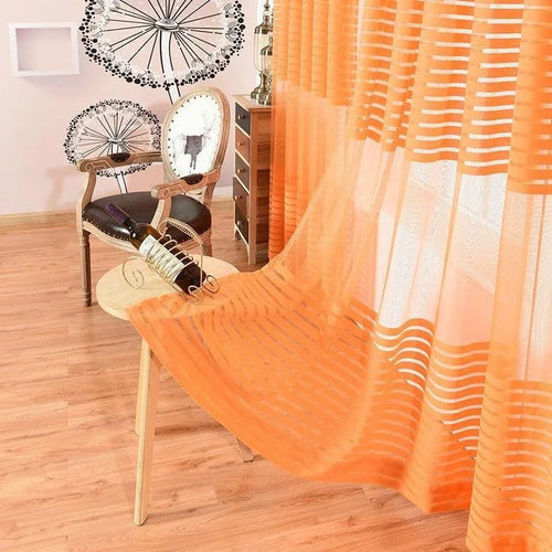 Rideau orange design pour intérieur moderne, créant une atmosphère chaleureuse. Parfait pour ajouter une touche élégante à votre salon ou chambre, avec un motif rayé subtil. Accessoire idéal pour une décoration tendance et lumineuse.