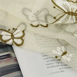 Voilage décoratif avec motif papillons brodés, idéal pour ajouter une touche élégante et aérienne à votre intérieur. Ce rideau léger est parfait pour illuminer vos espaces tout en maintenant une ambiance intime et raffinée. Parfait pour les salons, chambres, ou toute pièce nécessitant une douce filtration de la lumière.