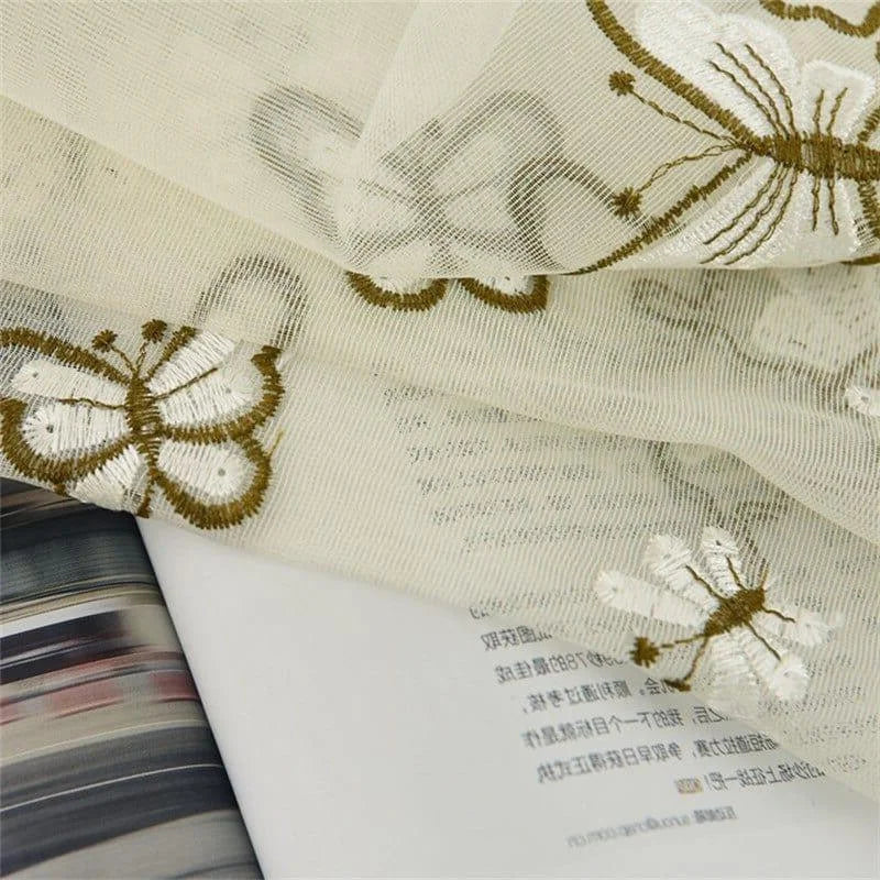 Voilage décoratif avec motif papillons brodés, idéal pour ajouter une touche élégante et aérienne à votre intérieur. Ce rideau léger est parfait pour illuminer vos espaces tout en maintenant une ambiance intime et raffinée. Parfait pour les salons, chambres, ou toute pièce nécessitant une douce filtration de la lumière.