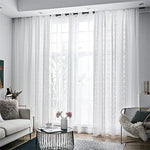 Rideaux blancs élégants pour salon moderne, apportant luminosité et style à votre intérieur. Ajoutez une touche de sophistication à votre décoration avec ces voilages pratiques et esthétiques, parfaits pour favoriser la lumière naturelle dans votre espace de vie. Transformez votre salon avec ces rideaux contemporains, idéaux pour un design épuré et aéré.