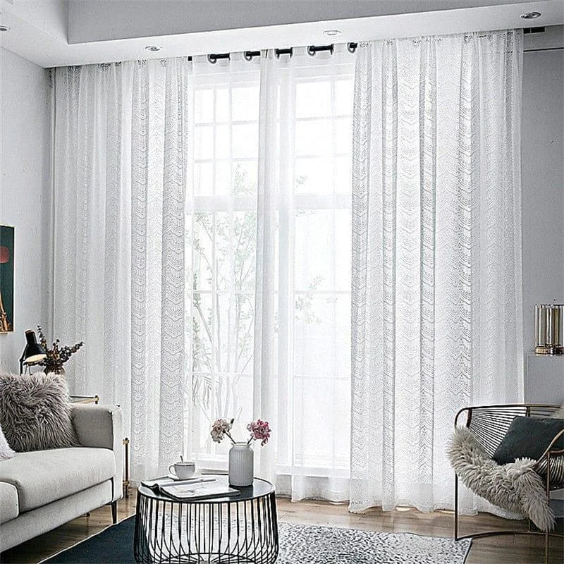 Rideaux blancs élégants pour salon moderne, apportant luminosité et style à votre intérieur. Ajoutez une touche de sophistication à votre décoration avec ces voilages pratiques et esthétiques, parfaits pour favoriser la lumière naturelle dans votre espace de vie. Transformez votre salon avec ces rideaux contemporains, idéaux pour un design épuré et aéré.