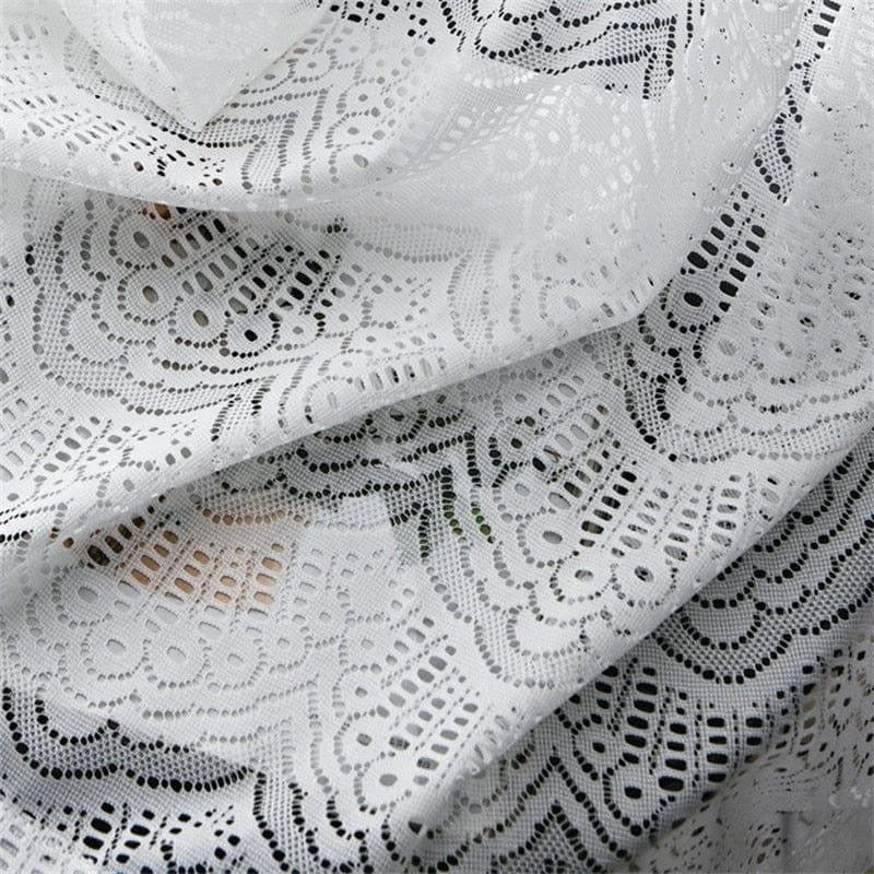 Tissu dentelle blanche avec motifs élégants et sophistiqués. Idéal pour la confection de vêtements chics, robes de mariée et décoration élégante. Motifs délicats pour un style raffiné et romantique. Parfait pour apporter une touche de sophistication à tout projet créatif.