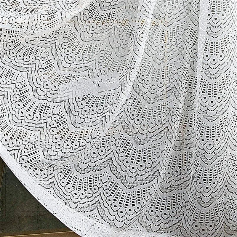 Voilage décoratif élégant avec motif en dentelle blanche pour intérieur moderne, idéal pour ajouter une touche de sophistication à votre salon ou chambre. Parfait pour les fenêtres de style classique et contemporain.
