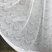 rideau blanc dentelle motifs ajourés translucide élégant romantique décoratif fixations métalliques