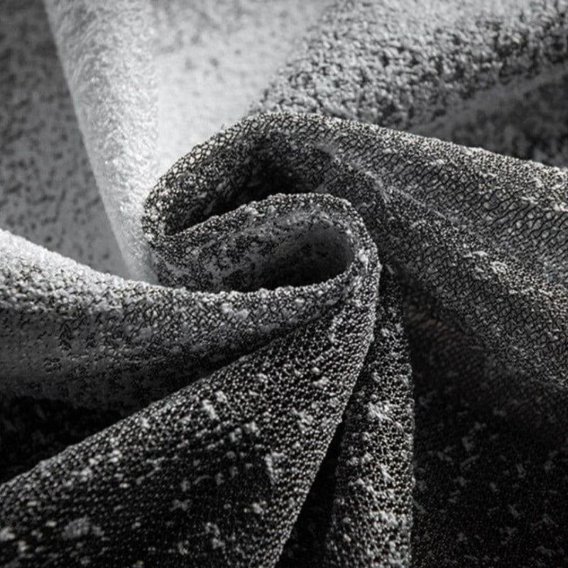 Tissu texturé noir et gris, idéal pour la décoration intérieure moderne et élégante. Parfait pour ajouter une touche sophistiquée à votre espace de vie avec un motif unique.