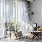 Voilage design moderne pour salon lumineux, idéal pour laisser entrer la lumière naturelle tout en garantissant une ambiance chaleureuse. Accentue votre décoration intérieure avec style et élégance. Parfait pour s'adapter à divers styles d'intérieur contemporains, tout en offrant confort et esthétique.