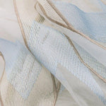 Motif géométrique bleu et beige sur textile décoratif, idéal pour embellir un intérieur moderne et élégant. Parfait pour rideaux, coussins ou autres accessoires de maison.