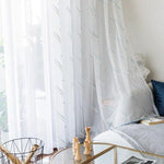 Voilage blanc élégant pour salon moderne, apportant luminosité et style épuré. Rideaux translucides avec motifs subtils, idéals pour embellir votre intérieur tout en préservant l'intimité. Accessoire déco chic et tendance pour fenêtres.