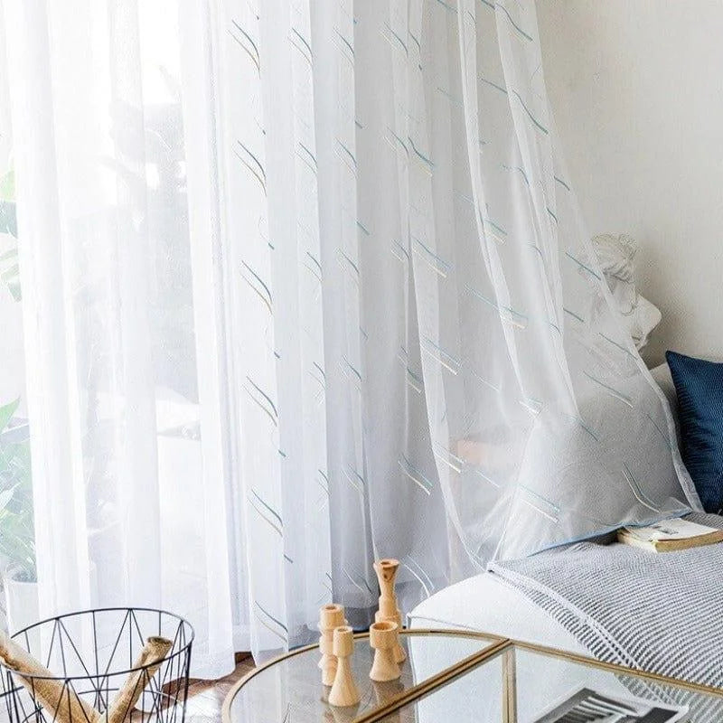 Voilage blanc élégant pour salon moderne, apportant luminosité et style épuré. Rideaux translucides avec motifs subtils, idéals pour embellir votre intérieur tout en préservant l'intimité. Accessoire déco chic et tendance pour fenêtres.